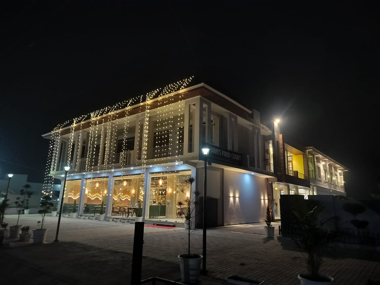 Vani Hotels gallery image 7 room and restaurant highlights in Una