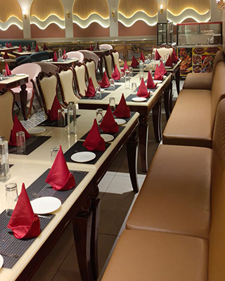 Dining experience feature at Vani Hotels restaurant in Una